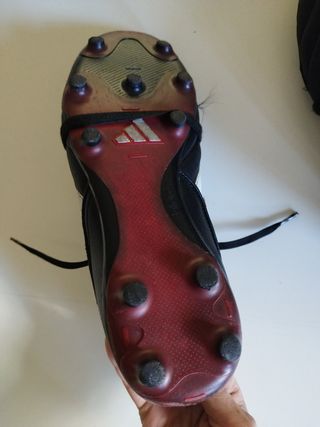 Botas de fútbol Adidas negras y rojas