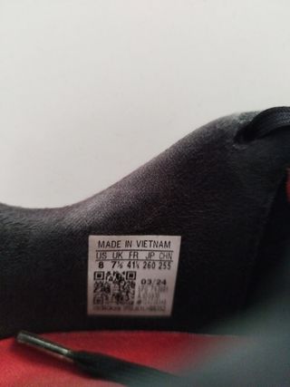 Botas de fútbol Adidas negras y rojas