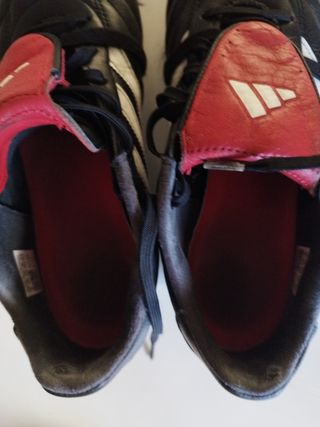 Botas de fútbol Adidas negras y rojas