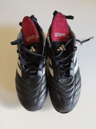 Botas de fútbol Adidas negras y rojas