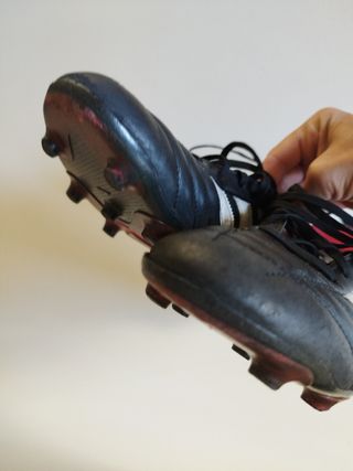 Botas de fútbol Adidas negras y rojas