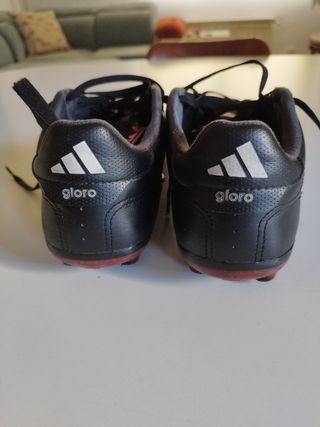 Botas de fútbol Adidas negras y rojas
