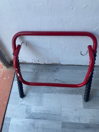 Gancho para colgar bicicleta rojo