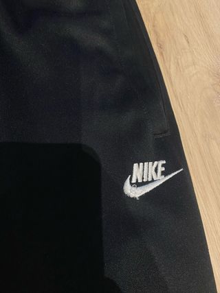 Pantalones Nike Negros con Rayas Blancas