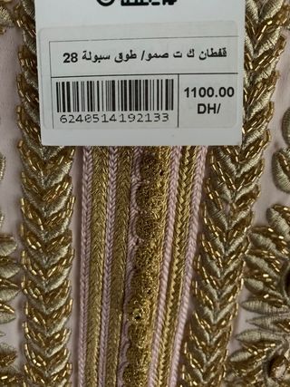 Kaftán rosa con bordado dorado