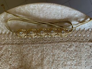 Kaftán rosa con bordado dorado