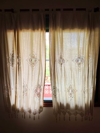 4Cortinas beige con bordado y calados de 140x175