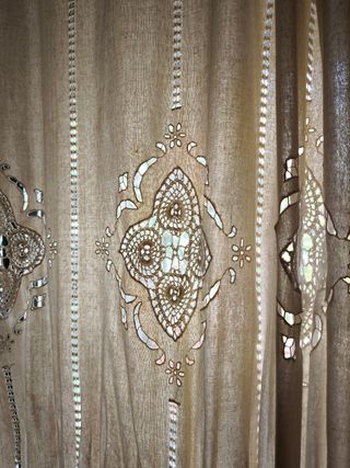 4Cortinas beige con bordado y calados de 140x175