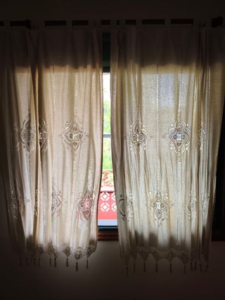 4Cortinas beige con bordado y calados de 140x175