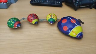Famiglia di coccinelle in latta e corda