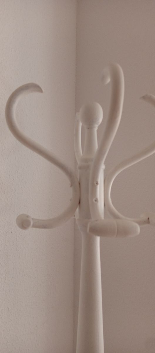 Perchero de madera blanco antiguo