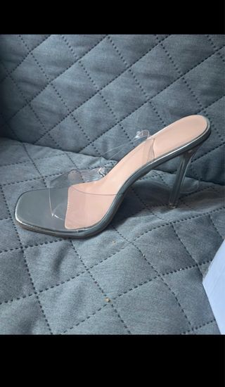 Zapatos de competición sin brillantes plateados. 