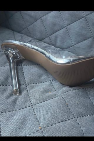 Zapatos de competición sin brillantes plateados. 