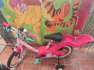 Bicicleta infantil rosa con ruedines