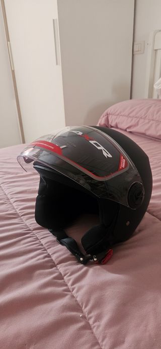 Casco de moto negro mate