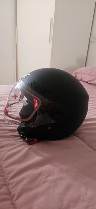 Casco de moto negro mate