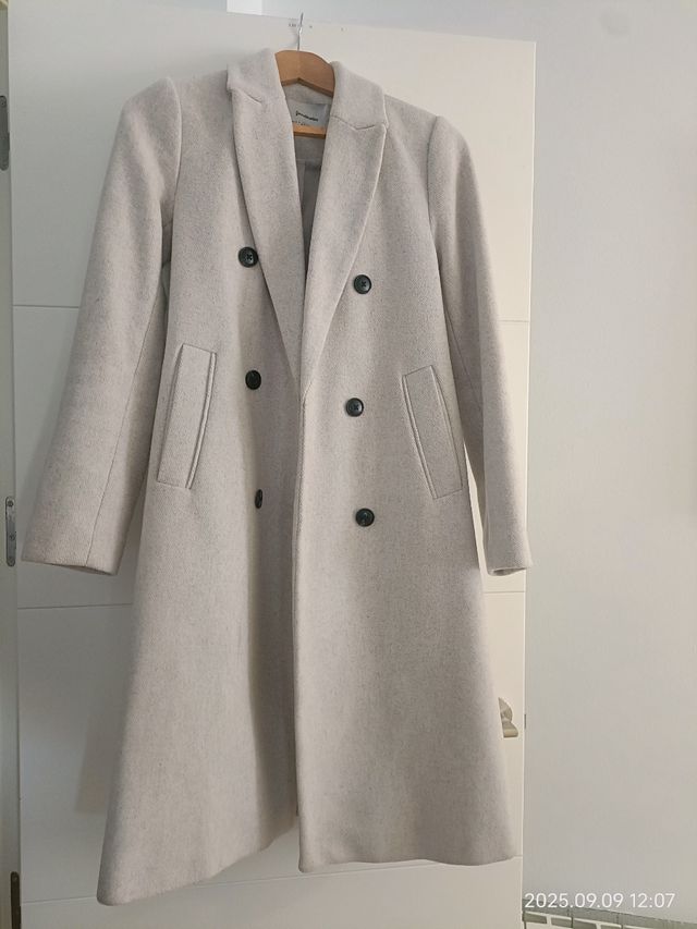 Abrigo largo Stradivarius beige Talla S