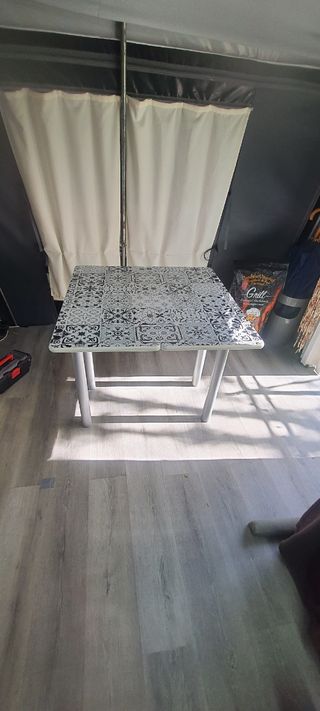 Mesa de cocina con diseño de vigilada.