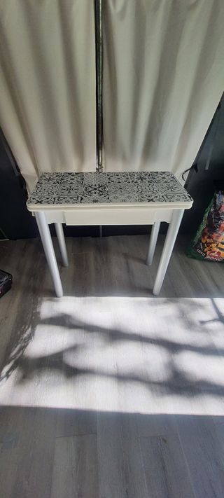 Mesa de cocina con diseño de vigilada.