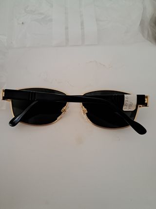 Gafas de sol nuevas con etiqueta