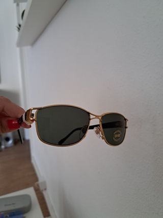 Gafas de sol nuevas con etiqueta