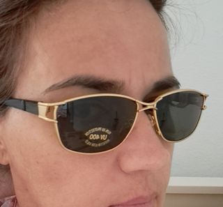 Gafas de sol nuevas con etiqueta
