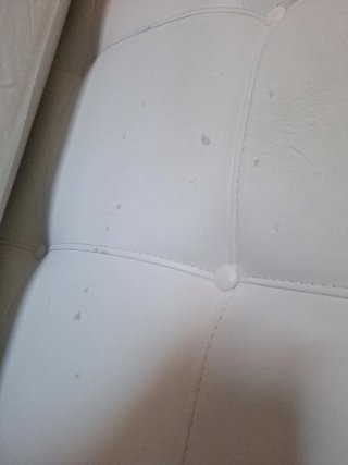 Cabecero polipiel, cómoda y 2 mesitas de noche.