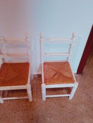 2 Sillas de Madera Blancas con Asiento de Fibra