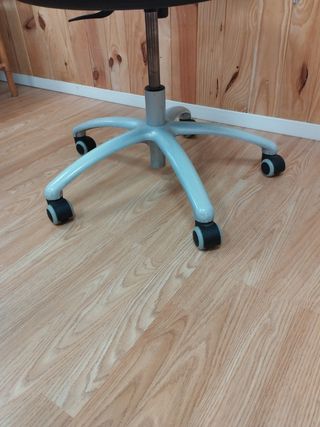 Silla de oficina con ruedas metálicas.