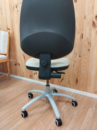 Silla de oficina con ruedas metálicas.