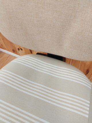 Silla de oficina con ruedas metálicas.