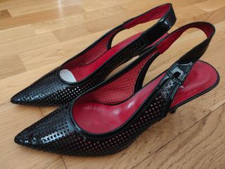 Zapatos de tacón negros con perforaciones