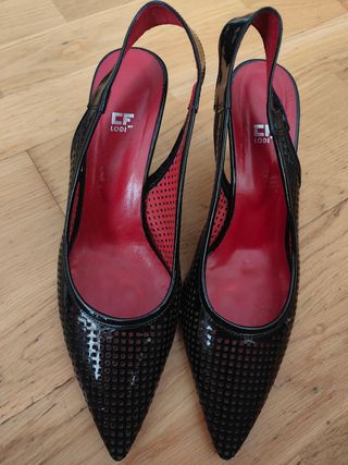 Zapatos de tacón negros con perforaciones