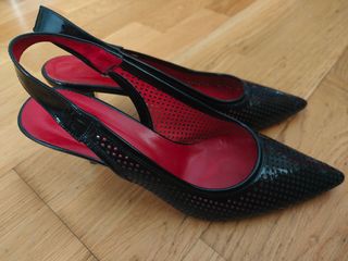 Zapatos de tacón negros con perforaciones