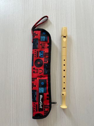 Flauta dulce con su funda de regalo.