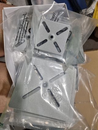 Soporte para 4 altavoces regulable.