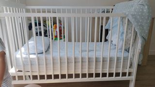 Cuna blanca para bebé