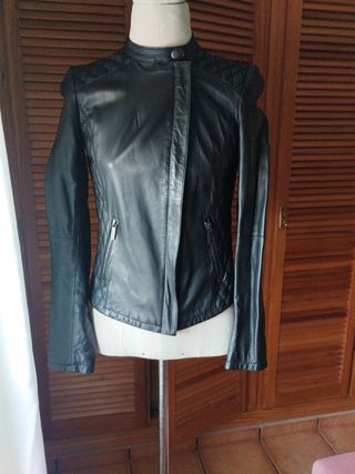 Cazadora de piel negra