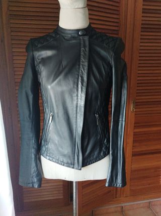 Cazadora de piel negra