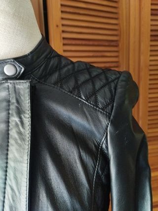 Cazadora de piel negra