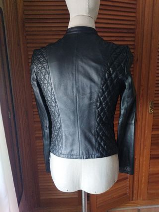 Cazadora de piel negra