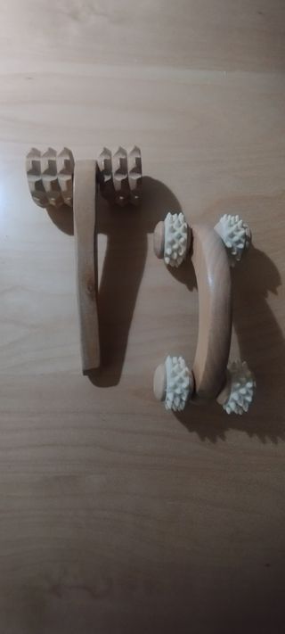 Masajeador de madera y a pilas