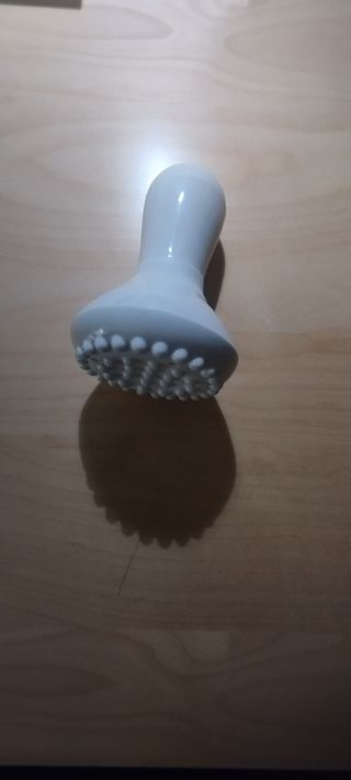 Masajeador de madera y a pilas