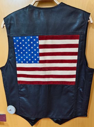 Chaleco de piel con bandera americana en la espald