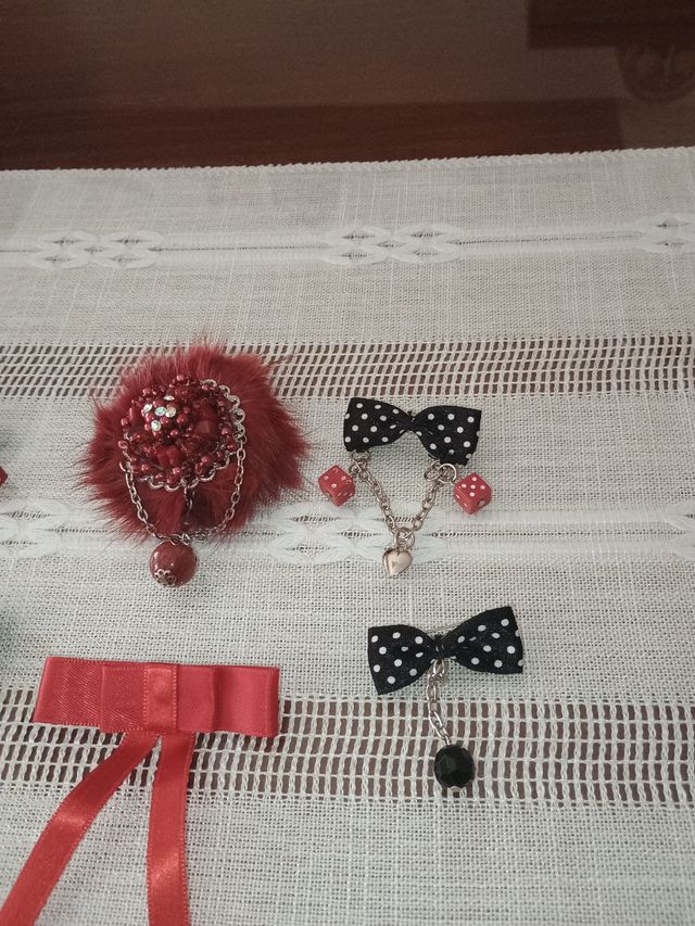 Broches con lazos y dados