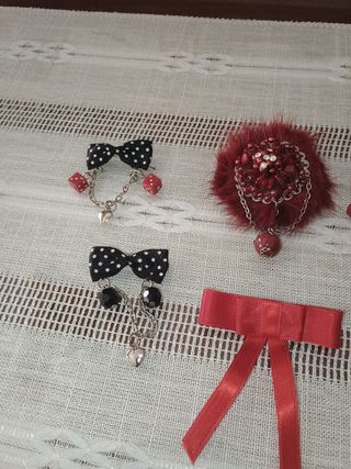 Broches con lazos y dados