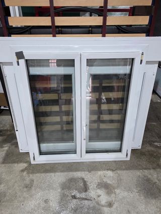 Ventana de aluminio blanca