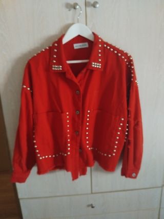 Chaqueta vaquera Koker roja con tachuelas
