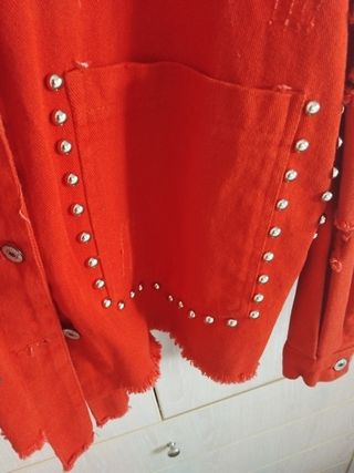 Chaqueta vaquera Koker roja con tachuelas
