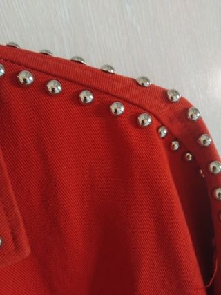 Chaqueta vaquera Koker roja con tachuelas
